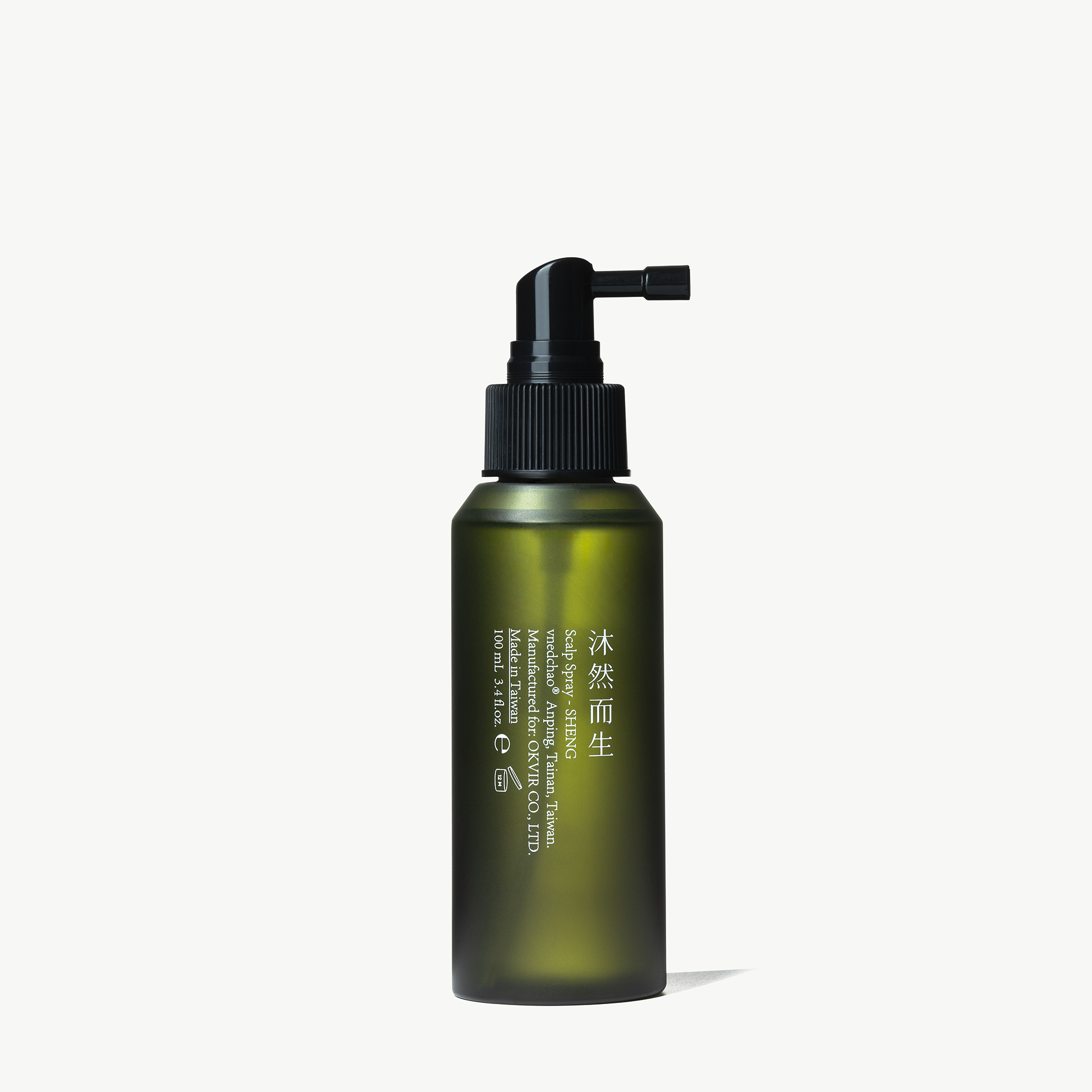 生予 SHENG「沐然而生」頭皮噴霧，100ml 墨綠色磨砂玻璃瓶產品圖，標籤清晰顯示品牌與台灣製造資訊。SHENG 沐然而生 Scalp Spray, 100ml frosted deep green bottle product image, showing 'Natural Splendor' and Made in Taiwan label.
