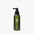 生予 SHENG「胜」系列頭皮噴霧，100ml 綠色磨砂玻璃瓶產品圖，配黑色噴頭。標籤中央清晰顯示醒目的白色漢字「胜」，以及品牌與容量資訊。SHENG Scalp Spray "Sheng" series, 100ml frosted green glass bottle product image with a black spray pump. The label features a prominent white Chinese character "胜" and brand information.