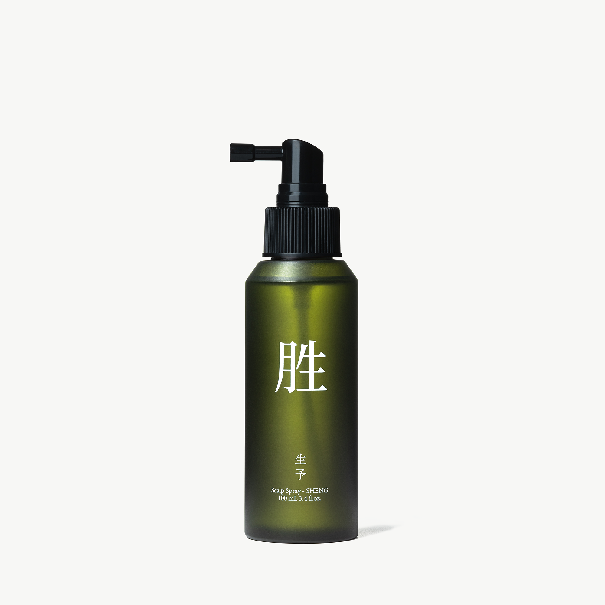 生予 SHENG「胜」系列頭皮噴霧，100ml 綠色磨砂玻璃瓶產品圖，配黑色噴頭。標籤中央清晰顯示醒目的白色漢字「胜」，以及品牌與容量資訊。SHENG Scalp Spray "Sheng" series, 100ml frosted green glass bottle product image with a black spray pump. The label features a prominent white Chinese character "胜" and brand information.